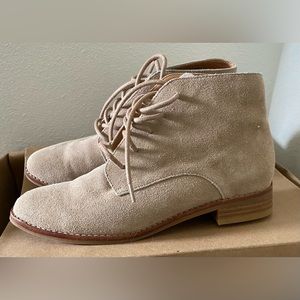 Urban Outfitters Beige Suede Laceup Ankle Boot, Sz 6